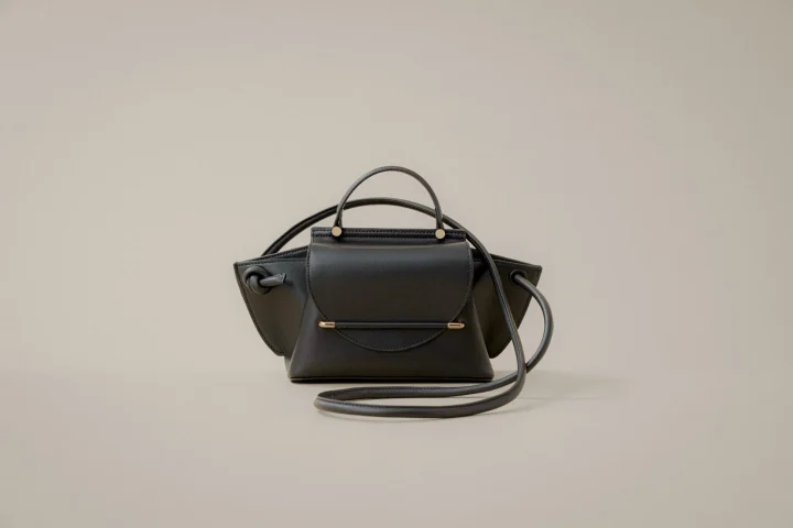 黒い革製ハンドバッグ