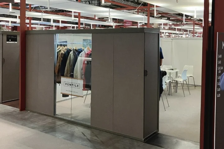 展示会ブースの一角で、様々なジャケットがハンガーにかけられている