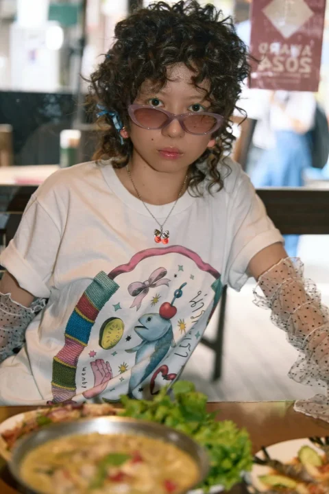 コラボTシャツを着用した女性