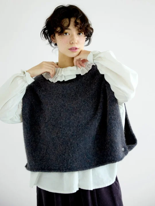 blouse "ciel"のパウダーグレー着用イメージ（重ね着）