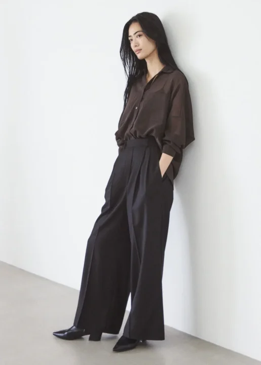 シアーシャツと黒ワイドパンツの着こなし