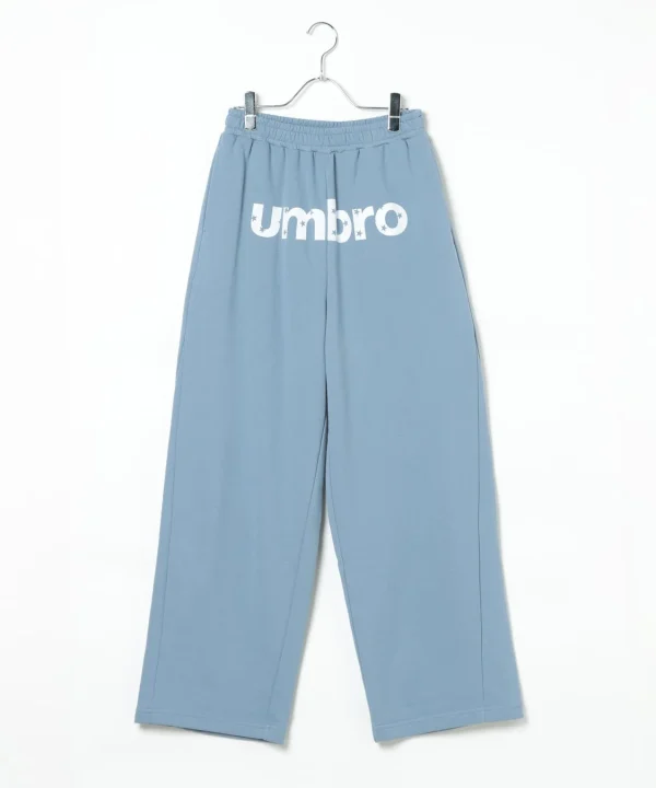 水色のワイドレッグパンツ