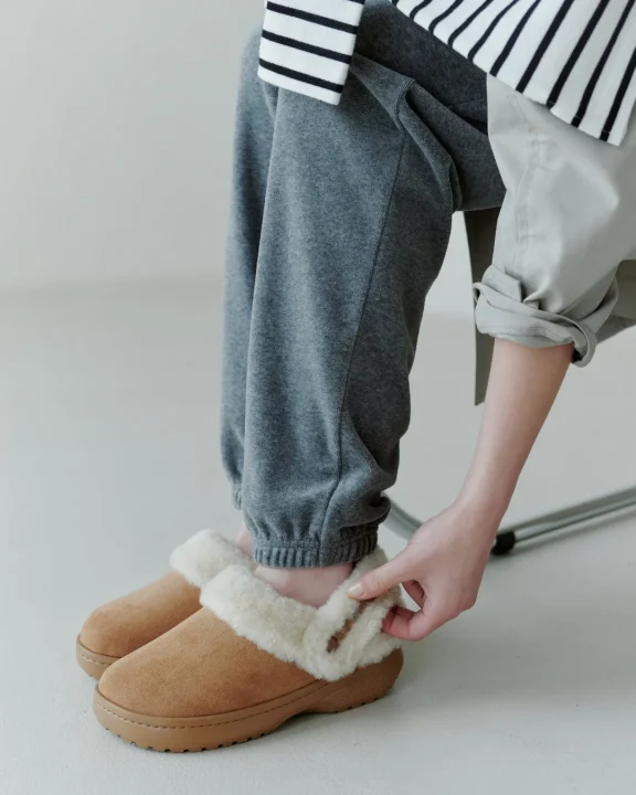 Crocs Unfurgtble Vegan Suede Clog 着用イメージ1