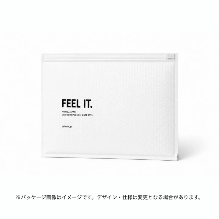 「FEEL IT.」のロゴが印刷された白いシンプルな緩衝材入りパッケージ