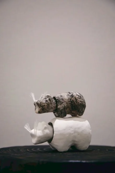 抽象的な動物モチーフの彫刻