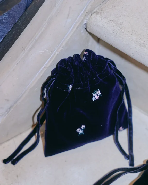 巾着、ポーチ、ベルベット、刺繍、花柄、紫、小物、ファッション、エレガント、階段