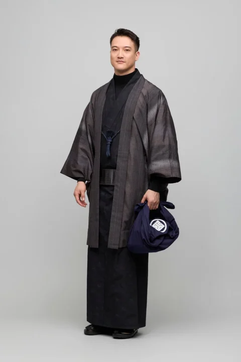 結城紬の羽織を着用した男性
