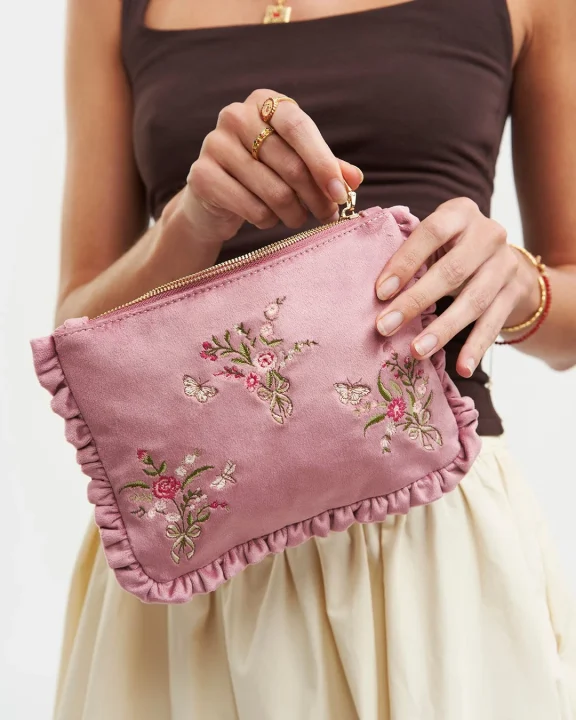 花と蝶の刺繍が施されたフリルのクラッチバッグ