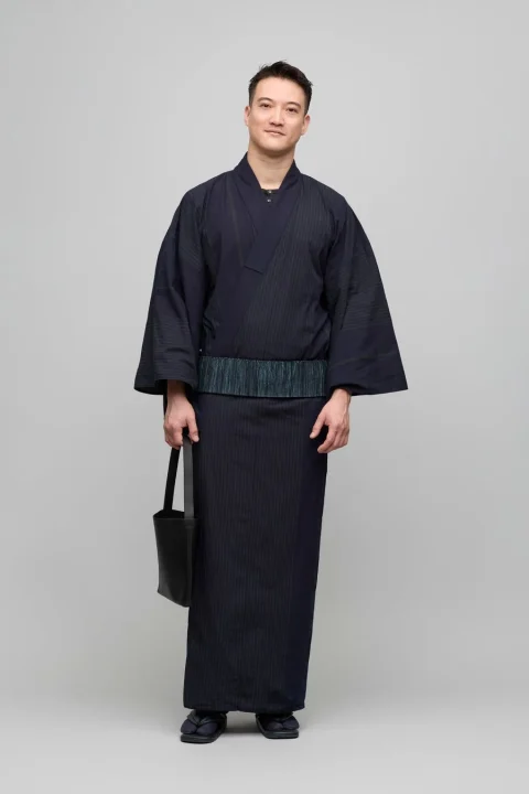 片貝木綿のきものを着用した男性