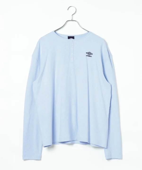 水色の長袖ヘンリーネックTシャツ