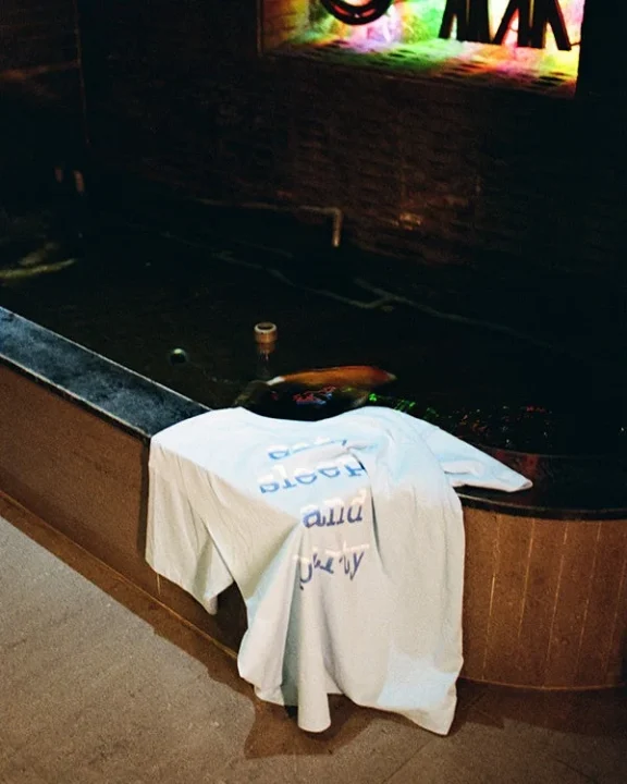 水辺に置かれた水色のTシャツ