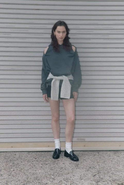 フーディーとショートパンツを着用した女性