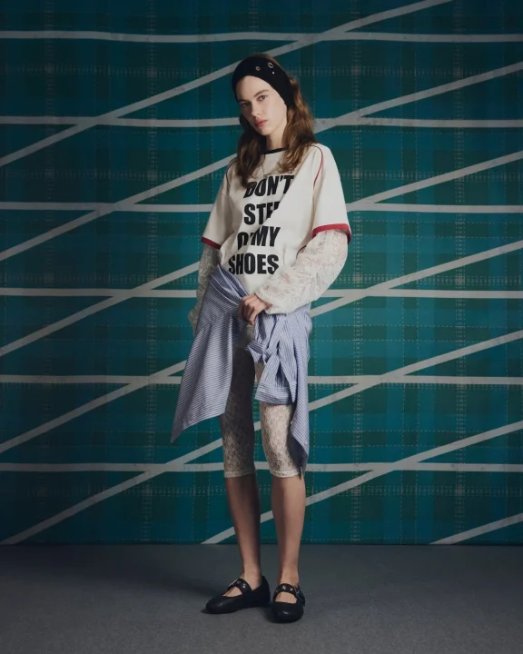 Tシャツとストライプシャツのルック