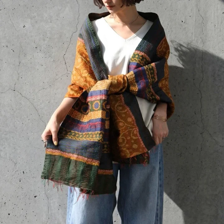 エスニック柄のストールを巻いた女性