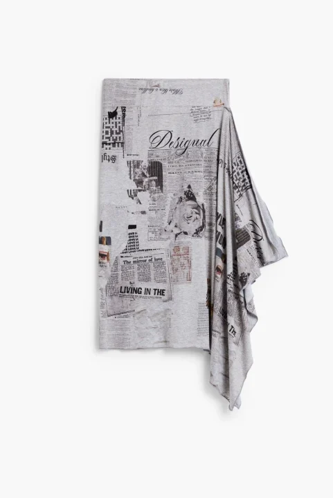 Desigualブランドの、英字新聞やテキスト、イラストがプリントされたグレーのTシャツ