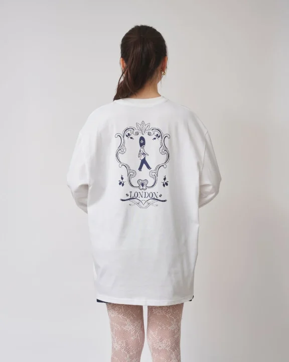 白い長袖Tシャツとレースタイツを着用した女性の後ろ姿