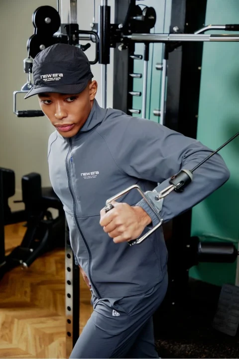 ジムでケーブルトレーニングをする男性