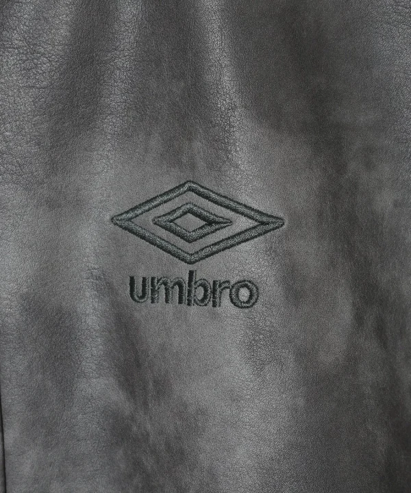 アンブロロゴ刺繍のクローズアップ