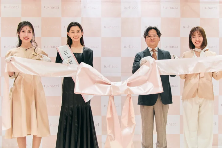 巨大リボンテープカットの様子