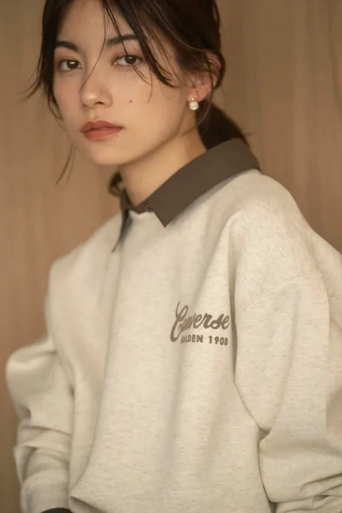 白いスウェットを着用した若い女性のポートレート