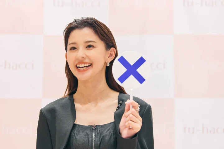 クイズで「バツ」のボードを持つ朝比奈彩さん