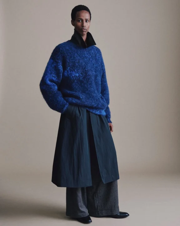グラデーションニットを着用したモデルの全身