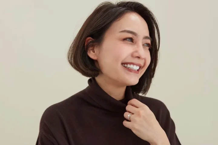 笑顔で横を向くショートヘアの女性のポートレート