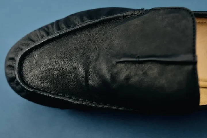 黒い革製の靴のつま先部分