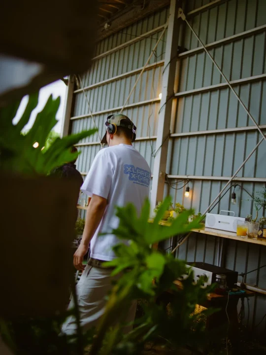 DJブースの男性
