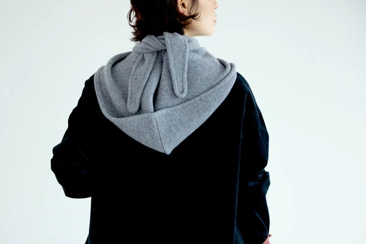 knit hood "muffler"コーディネート例3（後ろ姿）