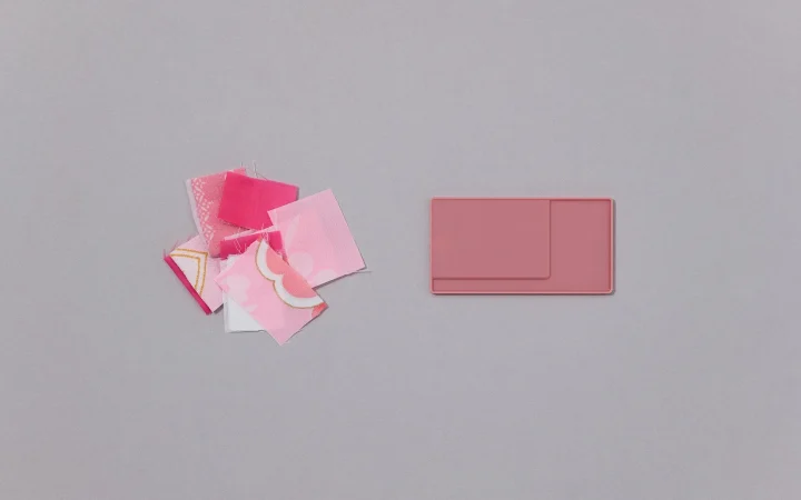 様々なピンク色の布切れの山と、長方形のピンク色の物体
