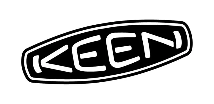 白地に黒い楕円形の枠の中に、白抜きの「KEEN」という文字が書かれたロゴマークです。