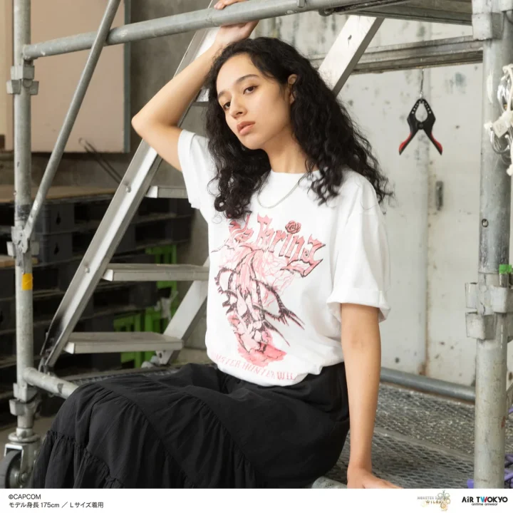女性モデル着用Tシャツとスカート