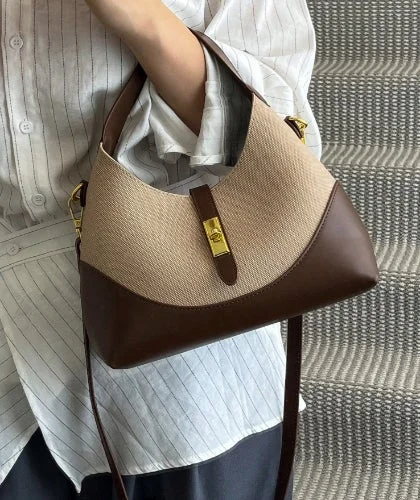 ベージュとブラウンのツートンカラーのハンドバッグ
