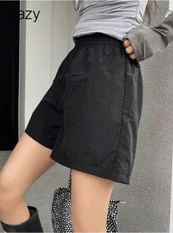 黒いショートパンツと灰色のトップス