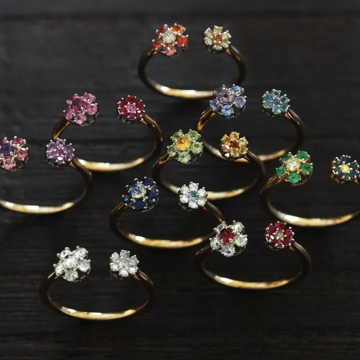 様々な色合いの宝石を花のようにあしらったオープンリング