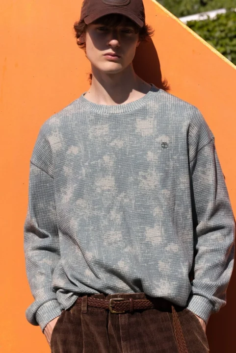 男性モデル、セーターとキャップ