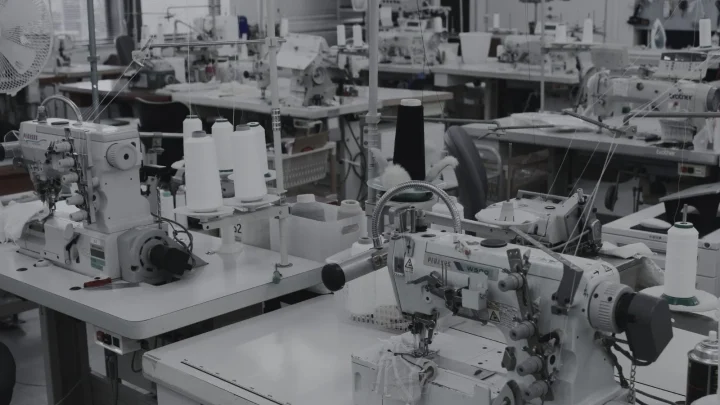 縫製工場の作業風景