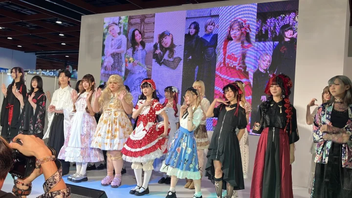 多様なロリータファッションのモデルたち