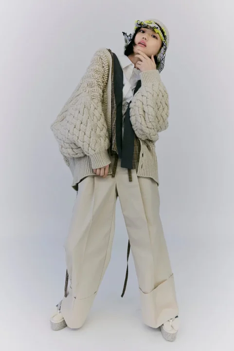 個性的なレイヤードファッションの女性