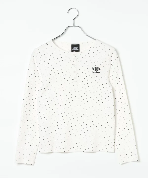 星柄が散りばめられた白い長袖Tシャツ