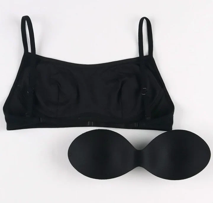 黒のストラップ付きブラとストラップレスブラ