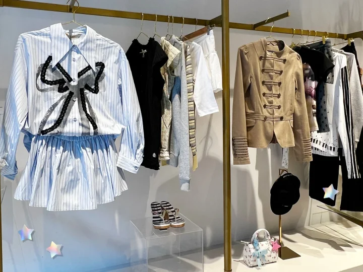 アパレルショップの店内ディスプレイ