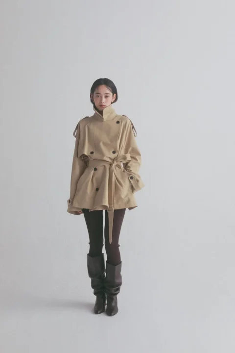 ベージュのショート丈トレンチコート