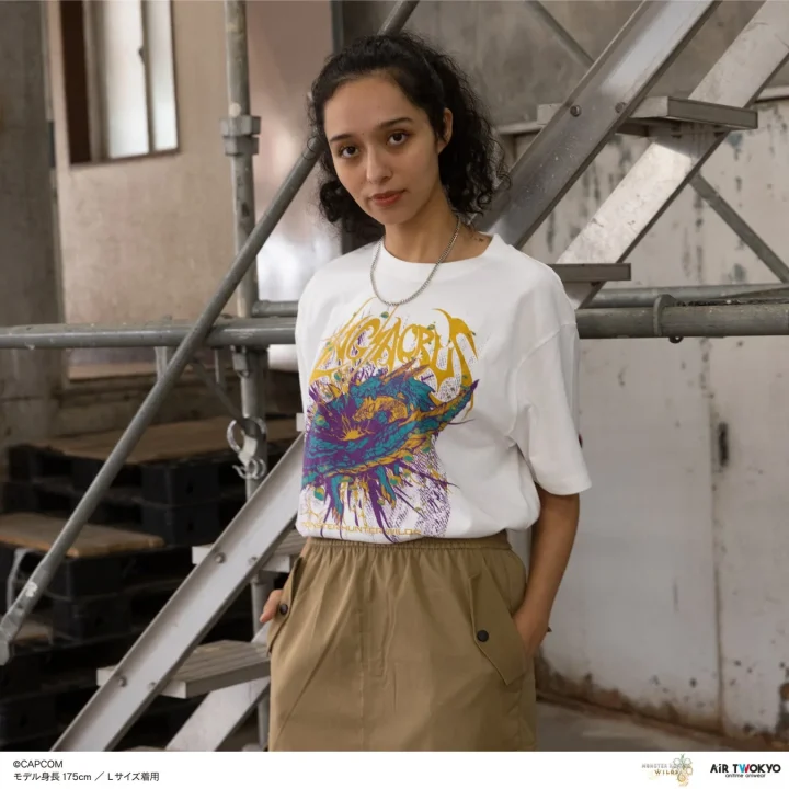 女性モデル着用Tシャツとスカート