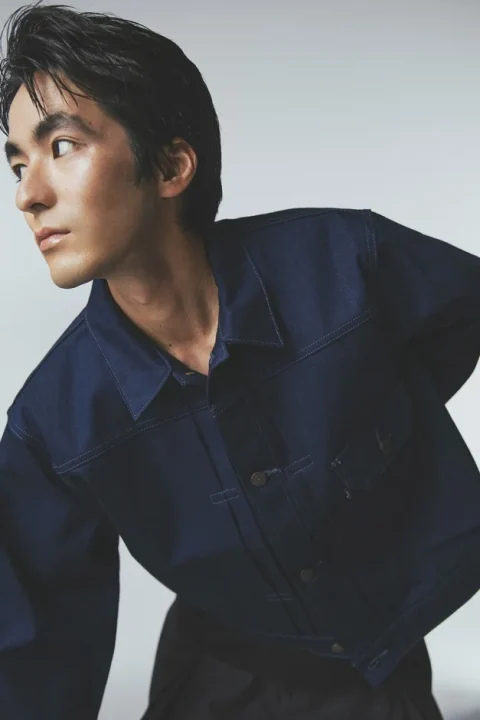 デニムジャケットを着用した男性のポートレート
