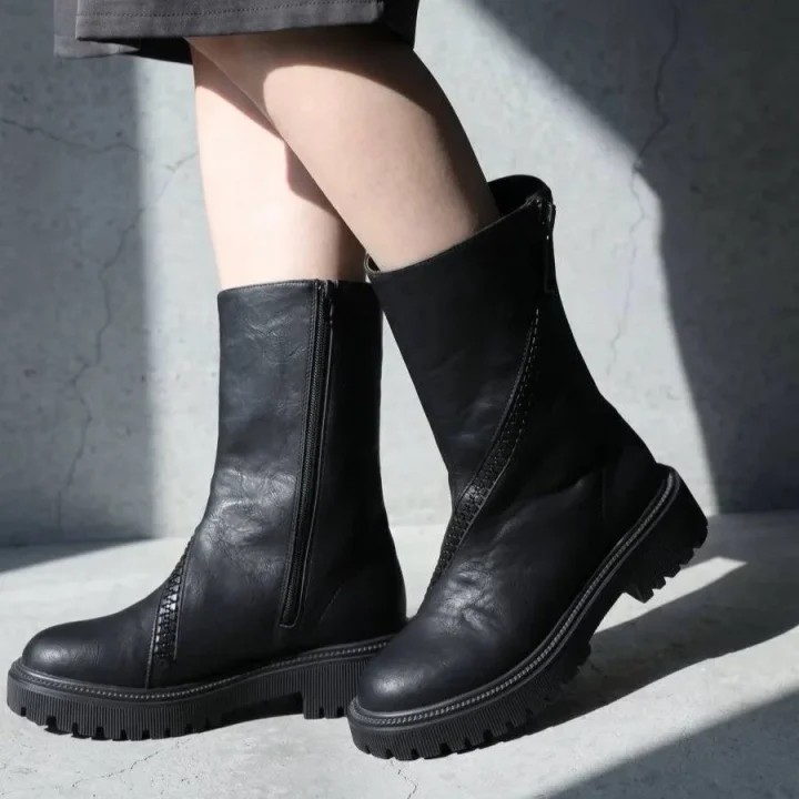 黒い厚底ショートブーツ