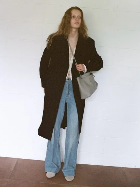 女性モデルとショルダーバッグ