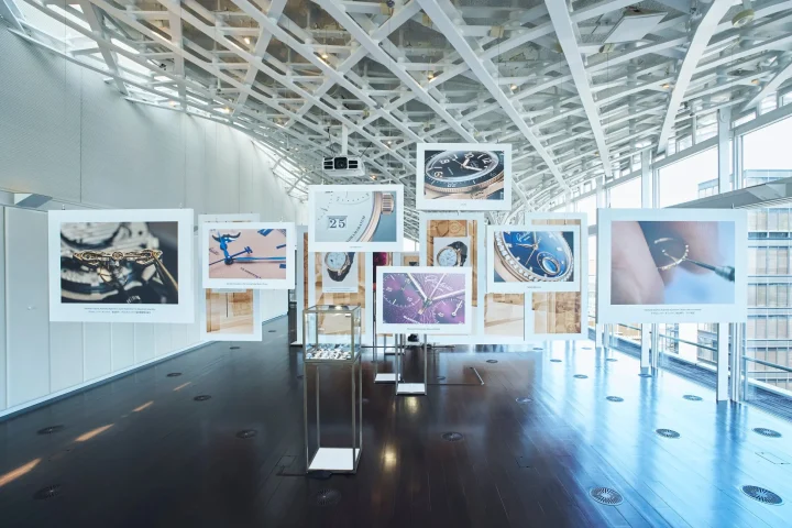 精巧な時計と部品の写真が多数展示