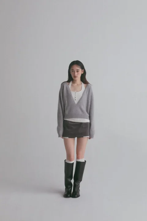 グレーセーターとミニスカート、ロングブーツ